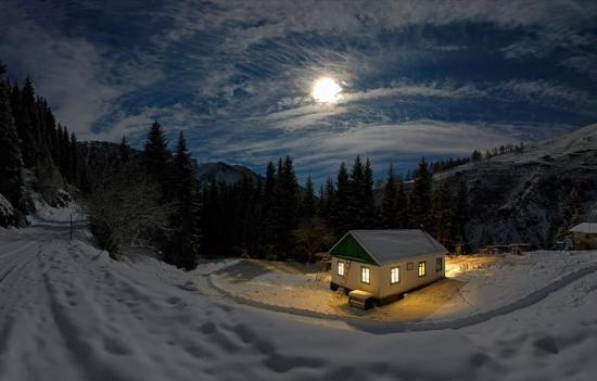 11-maison-eclairee-dans-la-neige.jpg